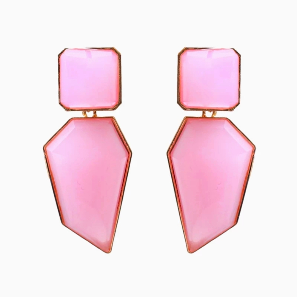 3/20 NWOT Pink Resin drop earrings.
